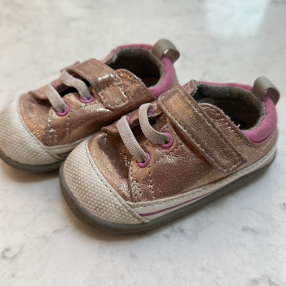 See Kai Run pink metallic wide baby sneakers size 4 - Picture 2 of 4